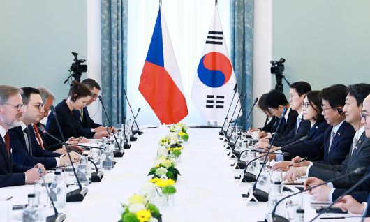 산업장관, 체코 총리와 면담 안덕근 산업통상자원부 장관(오른쪽 두 번째)이 7일 체코 프라하 총리실에서 정부 특사단이 참석한 가운데 페트르 피알라 체코 총리(왼쪽)와 면담을 갖고 한·체코 양국 간 산업·에너지·건설·인프라·과학기술 등의 협력방안을 논의하고 있다. 산업부 제공