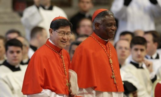 루이스 안토니오 타글레 추기경(왼쪽)과 피터 코도 아피아 턱슨 추기경. AP연합뉴스