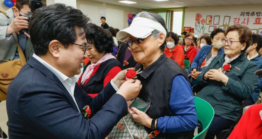 어버이날을 하루 앞둔 7일 서울 동작구 대방종합사회복지관에서 열린 어버이날 행사에서 박일하 동작구청장이 어르신에게 카네이션을 달아드리고 있다.