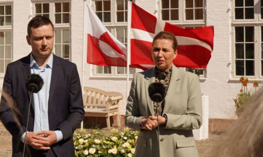 메테 프레데릭센(오른쪽) 덴마크 총리와 옌스 프레데릭 니엘센 그린란드 총리가 지난달 27일(현지시간) 덴마크 코겐스 링비의 마리엔보르그에서 회담에 앞서 기자들과 이야기를 나누고 있다. 로이터연합뉴스