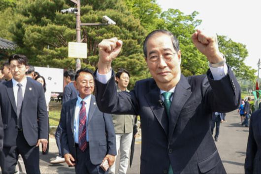 무소속 한덕수 대선 예비후보가 8일 북 구미시 박정희 전 대통령 생가를 방문해 지지자들에게 두 손을 들어 인사하고 있다. 연합뉴스