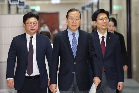 국민의힘 권영세 비상대책위원장이 8일 오전 서울 여의도 국회에서 비상대책위원회의에 참석하기 위해 이동하고 있다. 뉴시스