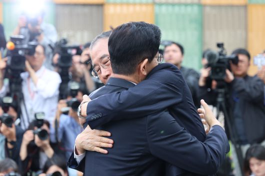 김문수 국민의힘 대선 후보와 한덕수 무소속 대선 후보가 8일 서울 여의도 국회 내 카페에서 단일화 관련 회동을 마치고 포옹하고 있다.  뉴스1