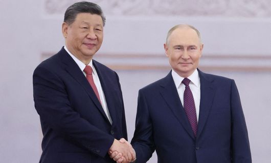 굳게 잡은 손 9일(현지시간) 열리는 전승절 80주년 행사에 참석하기 위해 러시아를 찾은 시진핑 중국 국가주석(왼쪽)이 8일 러시아 모스크바 크레믈궁에서 열린 환영식에서 블라디미르 푸틴 러시아 대통령과 악수하고 있다. 모스크바=로이터연합뉴스