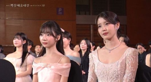 ‘제61회 백상예술대상’에 참석한 김태연과 아이유. JTBC 방송화면 캡처