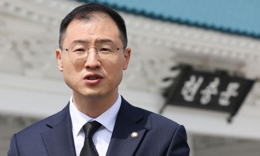 탈당 압박을 받아온 김상욱 국민의힘 의원이 8일 서울 동작구 현충원을 참배한 뒤 거취에 대한 입장을 밝히고 있다. 뉴스1