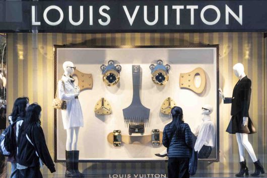 지난달 15일 서울 시내의 한 백화점 루이비통 매장 앞으로 시민이 지나가고 있다. 뉴시스