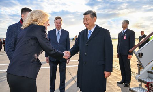 모스크바 도착한 시진핑 9일 열리는 전승절 80주년 행사에 참석하기 위해 러시아를 찾은 시진핑 중국 국가주석(오른쪽 두번째)이 7일(현지시간) 모스크바 브누코보 공항에서 타티야나 골리코바 러시아 부총리의 영접을 받으며 악수하고 있다. 모스크바=신화연합뉴스