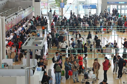 지난 4일 인천국제공항 제1여객터미널 출국장이 여행객들로 붐비고 있다. 연합뉴스