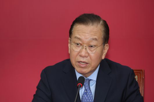 국민의힘 권영세 비상대책위원장이 8일 서울 여의도 국회에서 후보 단일화 관련 기자간담회를 하고 있다.    연합뉴스