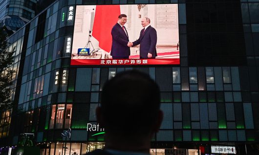 8일(현지시간) 중국 베이징의 한 건물 외벽에 설치된 스크린으로 시진핑 중국 국가주석과 블라디미르 푸틴 러시아 대통령의 만남과 관련된 뉴스가 나오고 있다. AFP연합뉴스