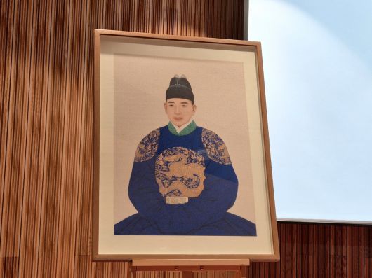 9일 오전 사단법인 세종국가경영연구원 주최로 서울 종로구 세종문화회관 서클홀에서 진행된 ‘청년 세종 어진 제작 발표회 및 봉정식’에서 세종의 30대 시절 어진(御眞·왕의 얼굴 그림)이 공개되고 있다. 김동환 기자