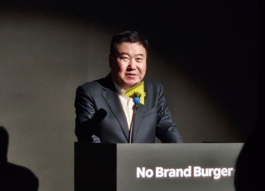 강승협 신세계푸드 대표가 8일 서울시 코엑스 스튜디오 195에서 열린 기자간담회에서 노브랜드 버거 신규 가맹 모델을 소개하고 있다.