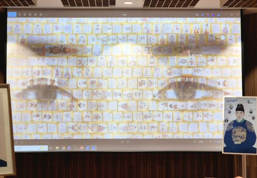 9일 오전 사단법인 세종국가경영연구원 주최로 서울 종로구 세종문화회관 서클홀에서 진행된 ‘청년 세종 어진 제작 발표회 및 봉정식’에서 확대한 어진(御眞·왕의 얼굴 그림) 속 시민들의 참여 이미지가 눈에 띈다. 김동환 기자