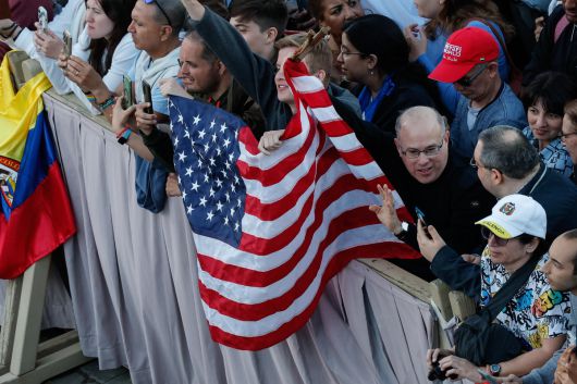 성베드로 광장에 모인 사람들이 새 교황 레오 14세의 탄생을 환영하고 있다. 바티칸=EPA연합뉴스