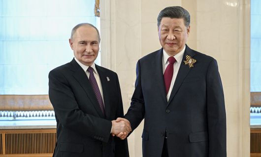 8일(현지시간) 러시아 모스크바 크레믈궁에서 블라디미르 푸틴 러시아 대통령과 시진핑 중국 국가주석이 악수하고 있다. AP연합뉴스