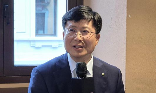 박종석 금융결제원장이 6일(현지시간) 이탈리아 밀라노의 한 식당에서 기자들과 만나 소액 지급결제 서비스의 국가 간 연계를 위한 허브 시스템 등에 관해 설명하고 있다. 금융결제원 제공