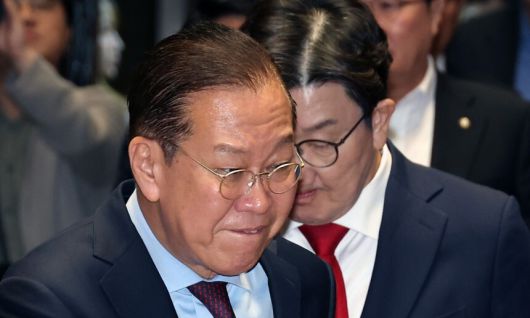 국민의힘 권영세 비상대책위원장과 권성동 원내대표가 5일 서울 여의도 국회에서 열린 의원총회에 참석하고 있다.연합뉴스