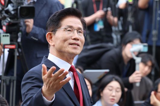 문수 국민의힘 대통령 후보가 8일 서울 여의도 국회 강변서재에서 한덕수 무소속 대선 예비후보와 '후보 단일화' 회동을 하고 있다.공동취재