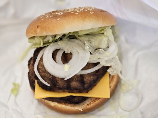 노브랜드 버거가 8일 선보인 가성비 신메뉴 라인 첫 상품인 ‘NBB 어메이징 더블 버거’.