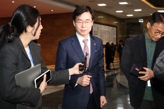 조경태 국민의힘 의원이 6일 오후 서울 여의도 국회에서 열린 비상의원총회에 참석하고 있다. 뉴스1