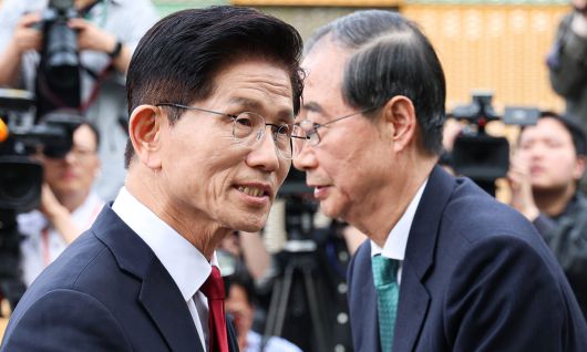 국민의힘 김문수 대선후보와 무소속 한덕수 대선 예비후보가 지난 8일 국회 내 카페에서 단일화 관련 회동을 마친 뒤 인사하고 있다. 뉴시스