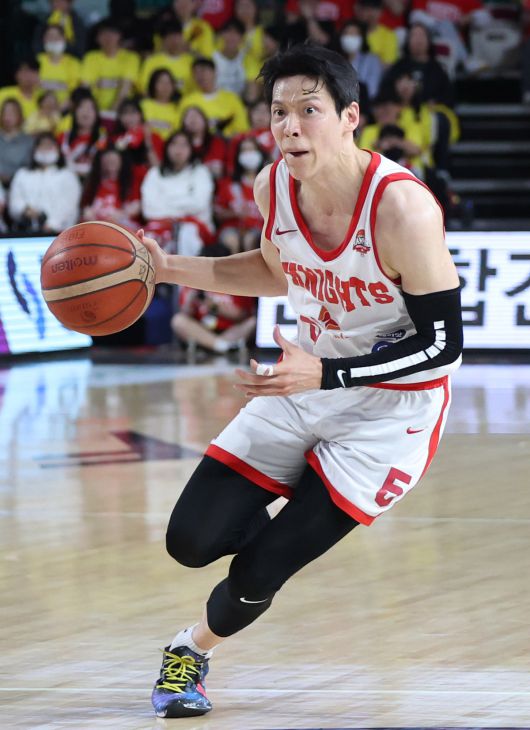 SK 김선형이 드리블하고 있다. 연합뉴스