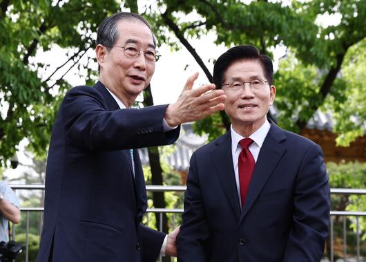 지난 8일 국민의힘 김문수 대선후보(왼쪽)와 무소속 한덕수 대선 예비후보가 서울 국회 사랑재에 위치한 커피숍에서 만나 회동하고 있다. 공동취재