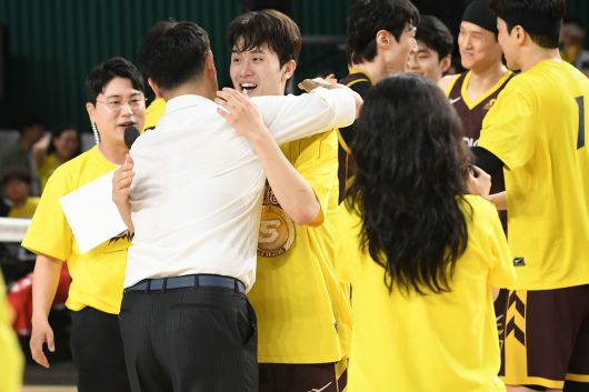 LG 조상현 감독이 양준석과 포옹하고 있다. KBL 제공