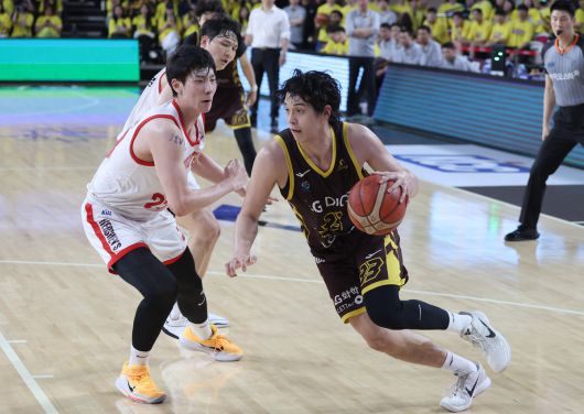 LG 칼 타마요가 드리블하고 있다. 연합뉴스