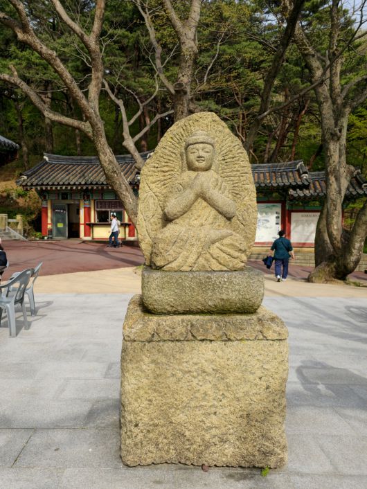 수덕사 선 미술관 입구 작품.