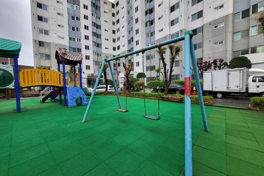 서울 광진구 자양동의 한 아파트 단지 놀이터 전경.