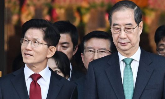 김문수 국민의힘 대선후보(왼쪽)와 한덕수 무소속 예비후보가 지난 5일 서울 종로구 조계사에서 열린 부처님오신날 봉축법요식에 입장하고 있다. 대통령실사진기자단