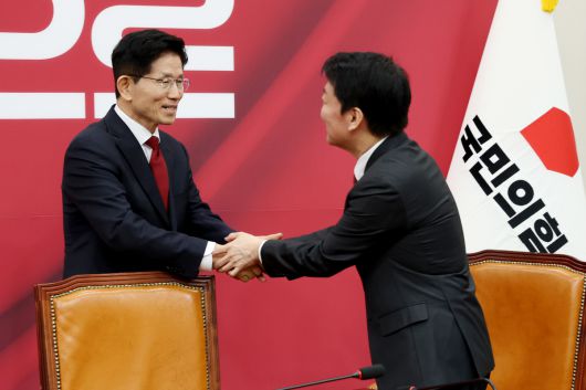 김문수 국민의힘 대통령 후보가 4일 오전 서울 여의도 국회에서 열린 선거대책위원회 회의에 참석하며 선거대책위원장에 내정된 안철수 의원과 인사나누고 있다. 뉴스1