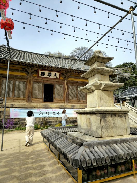 수덕사 대웅전과 석탑.