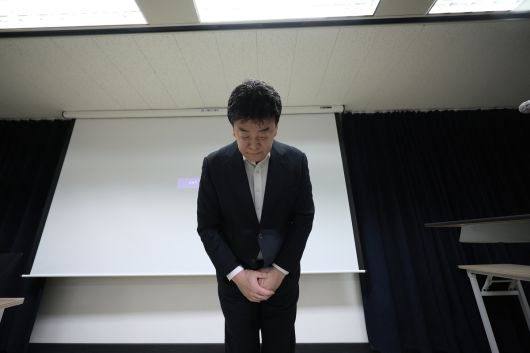 백종원 더본코리아 대표가 지난 3월28일 서울 서초구의 한 회의공간에서 열린 더본코리아 주주총회에 참석해 고개 숙여 인사하고 있다. 뉴시스