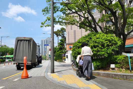 서울의 한 아파트 단지 인근에서 유모차를 미는 중년 여성.
