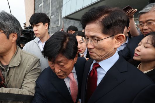 국민의힘 김문수 대선 후보가 지난 6일 경북 경주시 HICO 미디어센터에서 김대식 의원과 대화를 나눈 뒤 서울로 가기 위해 이동하고 있다. 경주=뉴시스