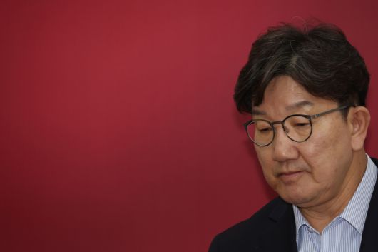 국민의힘 권성동 원내대표가 11일 서울 여의도 국회에서 열린 중앙선거대책위원회 회의에서 생각에 잠겨 있다. 연합뉴스