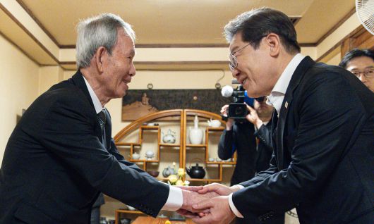 경청투어에 나선 이재명 더불어민주당 대통령 후보와 김장하 전 남성문화재단 이사장이 지난 10일 경남 진주시에 위치한 찻집에서 차담을 갖기 전 악수하고 있다. 뉴스1