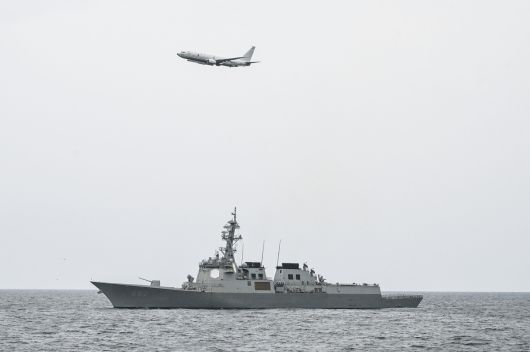 율곡이이함(DDG)과 미 해군 P-8 해상초계기가 9일 한·미 연합 해상대특수전부대작전(MCSOF) 훈련을 하고 있다. 해군 제공