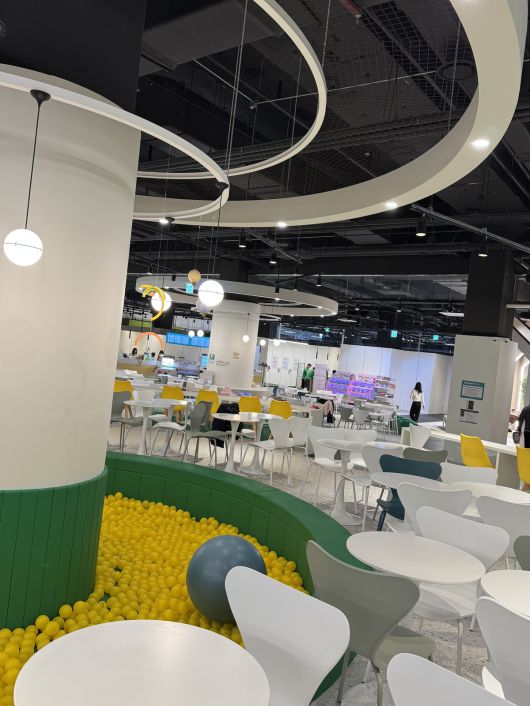 아이와 함께 음료나 간식 등을 즐길 수 있는 휴게공간이 마련되어 있다. 김현주 기자