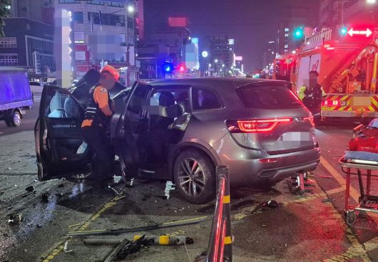 지난 8일 인천 남동구 구월동 한 도로에서 20대 A씨가 몰던 벤츠 차량이 중앙선을 넘어 마주 오던 QM6 차량과 부딪쳐 2명이 숨지고 4명이 다쳤다. 사진은 사고 현장 모습. 인천소방본부 제공