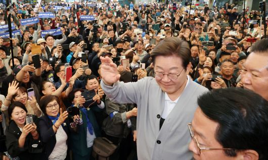 지지자들에게 손 흔드는 李 더불어민주당 이재명 대선후보(가운데)가 11일 ‘경청투어’ 일정으로 찾은 전남 강진군 강진오감통시장에서 지지자들과 시민들을 향해 손을 흔들며 인사하고 있다. 강진=뉴시스