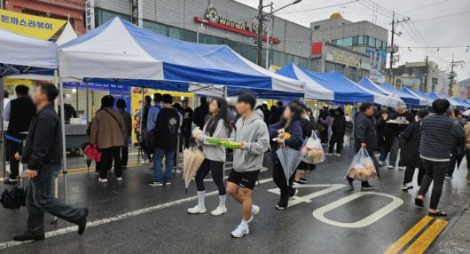 지난해 11월 경북 구미에서 열린 라면축제에 참가한 관광객들이 라면을 들고 가는 모습. 김수연 기자