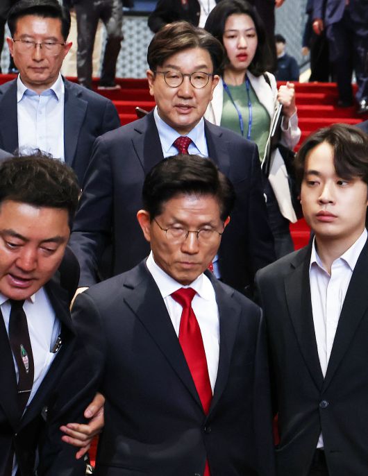 김문수 국민의힘 대통령 후보가 9일 오전 서울 여의도 국회에서 열린 의원총회에서 굳은 표정으로 나오자 권성동 원내대표가 김 후보를 따라 나서고 있다. 뉴스1
