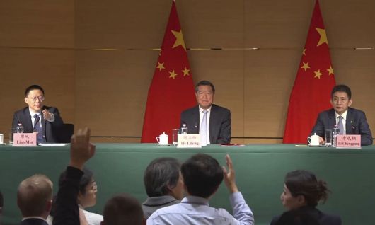 6·3 대선 마라톤 협상 뒤 질의응답 11일(현지시간) 유엔 제네바 사무소 주재 스위스 대사관저에서 열린 미·중 고위 당국자 관세 협상 이후 양측 대표자들이 각각 기자들과 만나 질의응답을 하고 있다. 위쪽 사진은 미국 대표인 스콧 베선트 미국 재무장관(왼쪽부터), 제이미슨 그리어 미국 무역대표부(USTR) 대표, 이아래쪽 사진은 중국 대표 랴오민 재정부 부부장, 허리펑 국무원 부총리, 리청강 상무부 부부장이다. 제네바=AFPAP연합뉴스