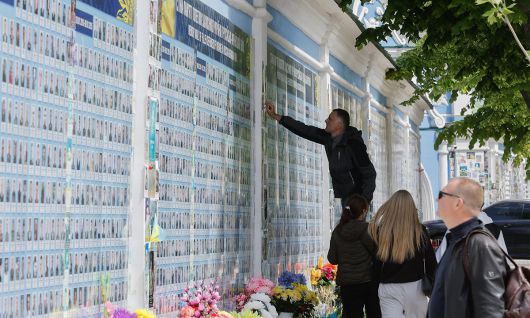 우크라전 전사자 사진 닦는 유가족 개전 3년이 훌쩍 넘은 우크라이나 전쟁이 러시아, 우크라이나 정부의 협상 제안으로 변곡점을 맞은 가운데 11일(현지시간) 한 전쟁 유가족이 우크라이나 수도 키이우 시내에 설치된 전사자의 사진을 닦고 있다. 키이우=EPA연합뉴스