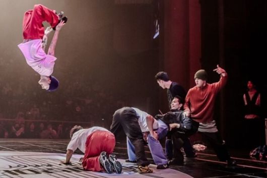 제16회 전주비보이그랑프리에서 출전 크루들이 현란한 춤을 선보이고 있다. 전주시 제공