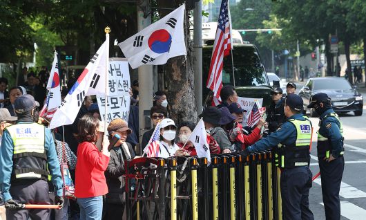윤석열 전 대통령의 내란 우두머리 혐의 형사재판 3차 공판을 앞둔 12일 서울 서초구 서울중앙지방법원 앞에서 지지자들이 손팻말을 들고 있다. 연합뉴스